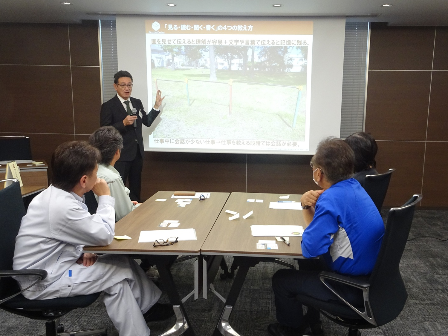 少人数の運送会社研修で講義するプロデキューブ講師