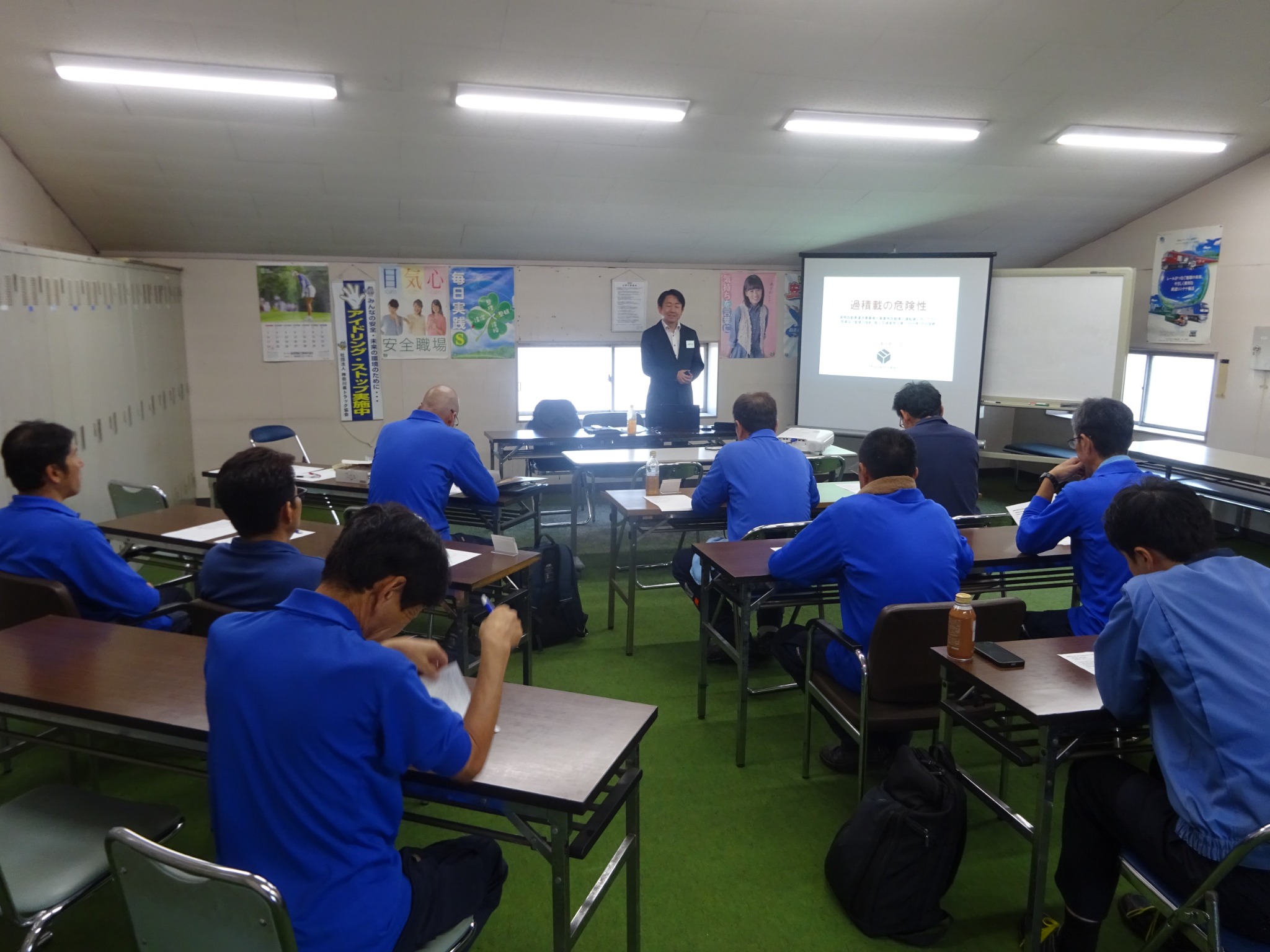運送会社で安全研修を行うプロデキューブ講師