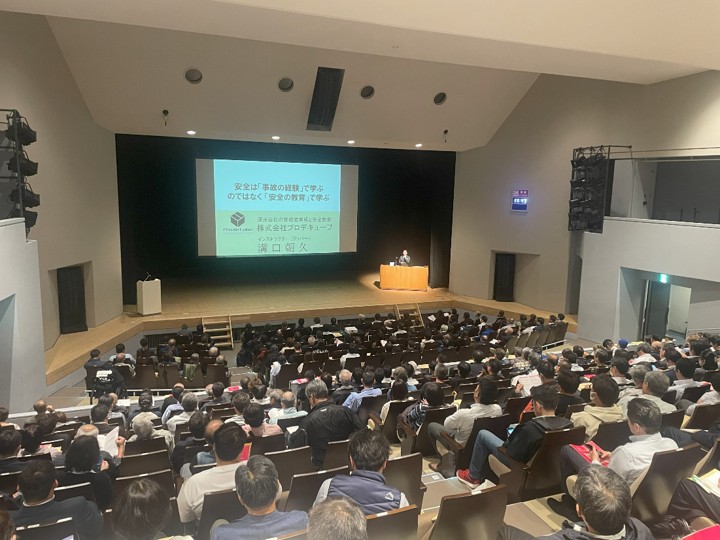運送会社の安全教育研修で講演するプロデキューブ講師