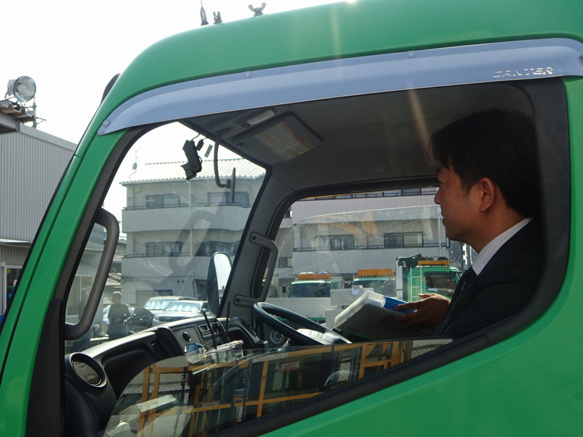 トラックの運転席で行う添乗指導
