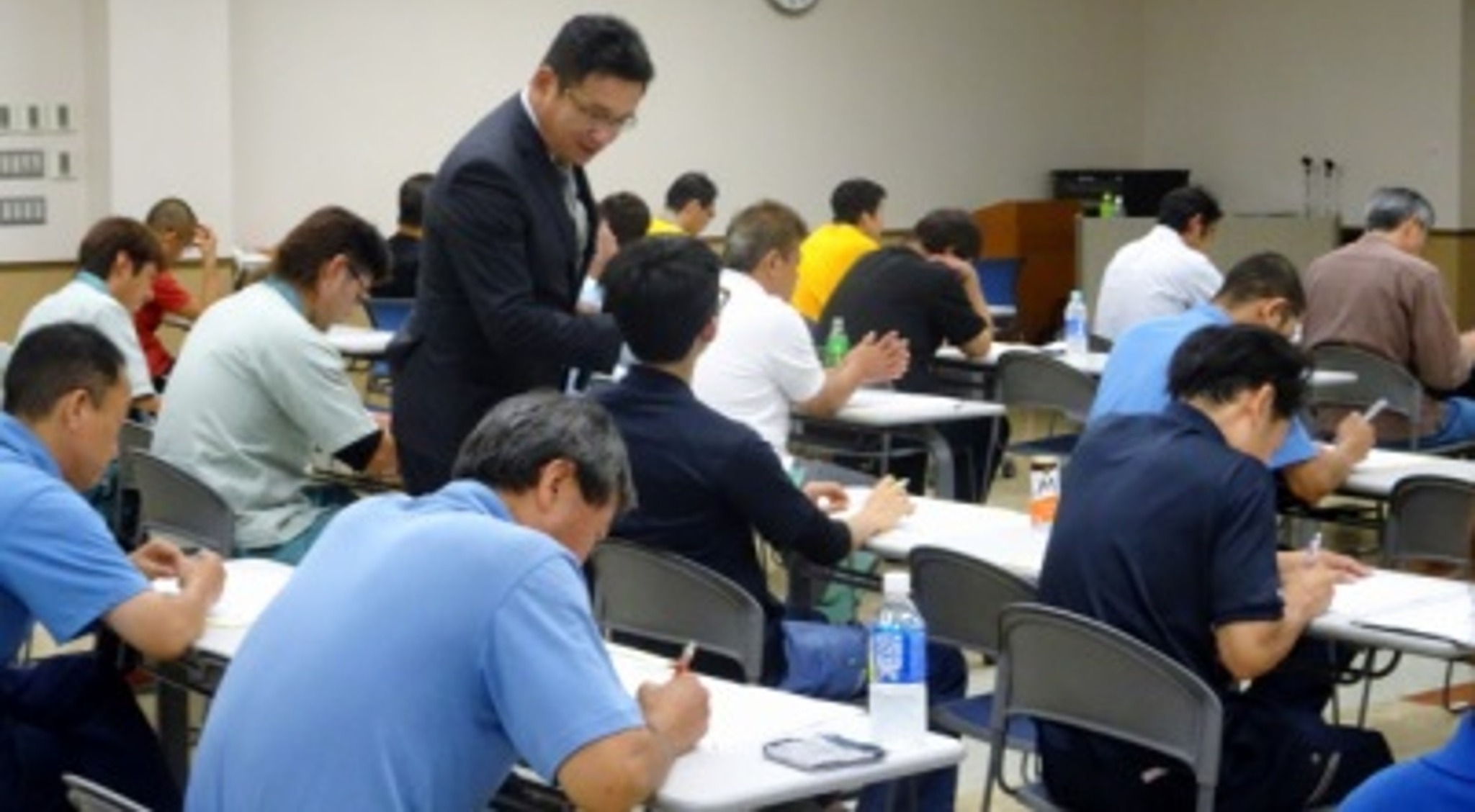 受講者の間に入り進行する研修